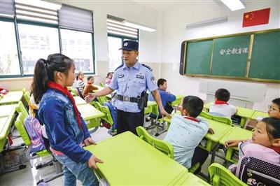 江苏民警进校园为学生上安全教育课。江苏省公安厅新闻中心提供