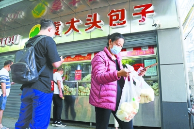 3日,在光华路的一家包子店重新开门营业,众多老食客前来购买 长江日报记者詹松 摄