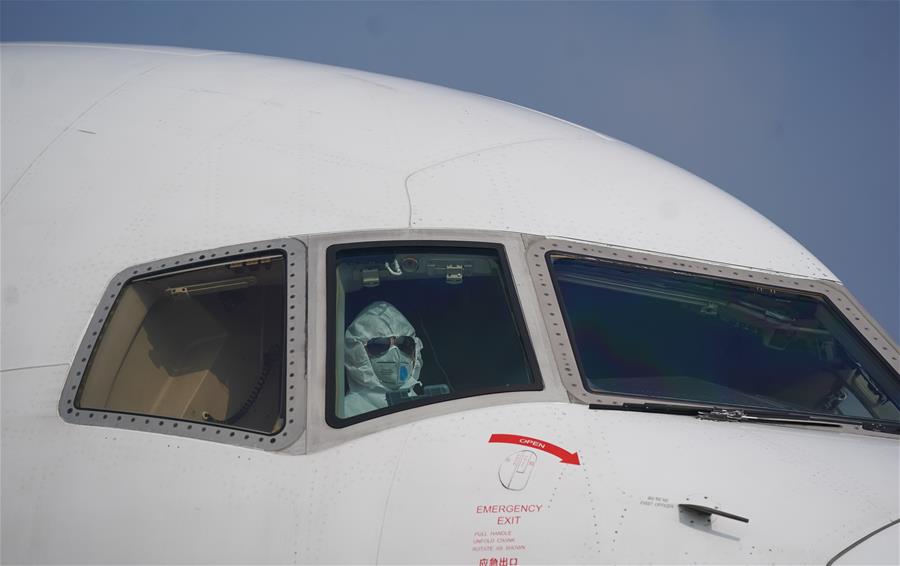 1月28日，飞行员驾驶满载援助物资的飞机抵达武汉天河机场。新华社记者 程敏 摄