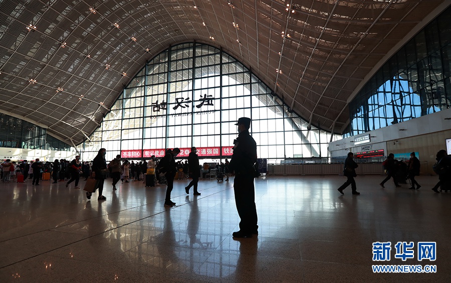 1月1日，铁路公安民警坚守岗位，在武汉站维护旅客乘车秩序。新华网发 连迅摄