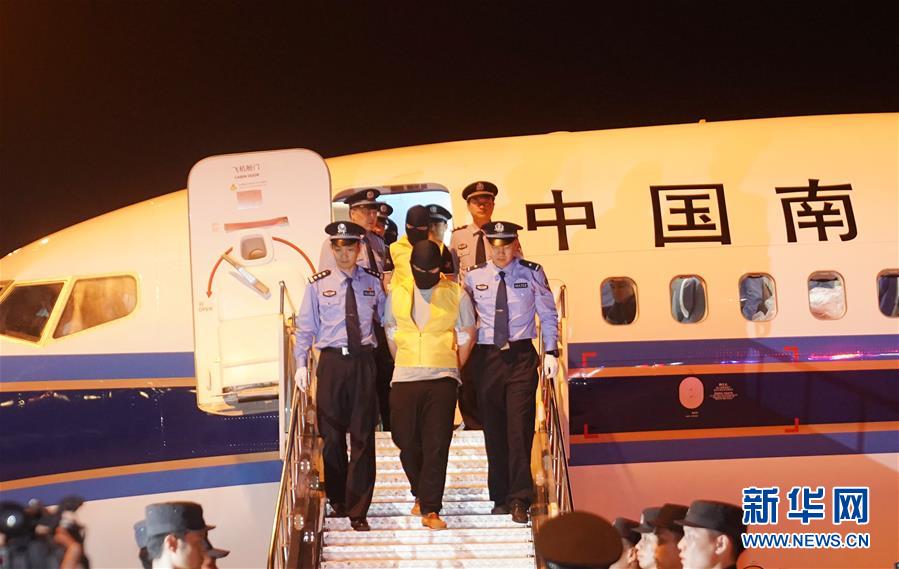 5月17日，犯罪嫌疑人被带下飞机。新华社记者 程敏 摄