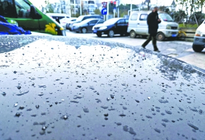 10日7时许，金银湖环湖路突然“哗啦啦”下起雨和冰粒，最大的直径约3毫米记者李永刚 摄