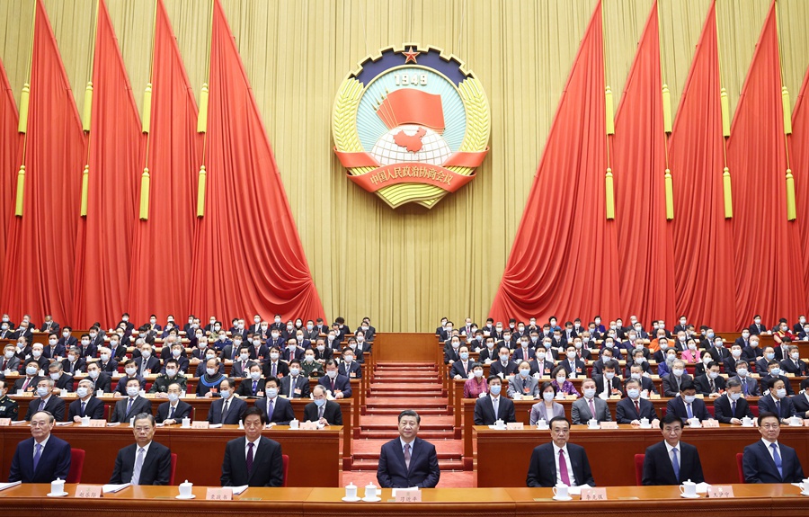 3月4日,中国人民政治协商会议第十三届全国委员会第四次会议在北京人民大会堂开幕。这是习近平、李克强、栗战书、王沪宁、赵乐际、韩正、王岐山在主席台就座,汪洋代表政协第十三届全国委员会常务委员会向大会报告工作。新华社记者 鞠鹏 摄