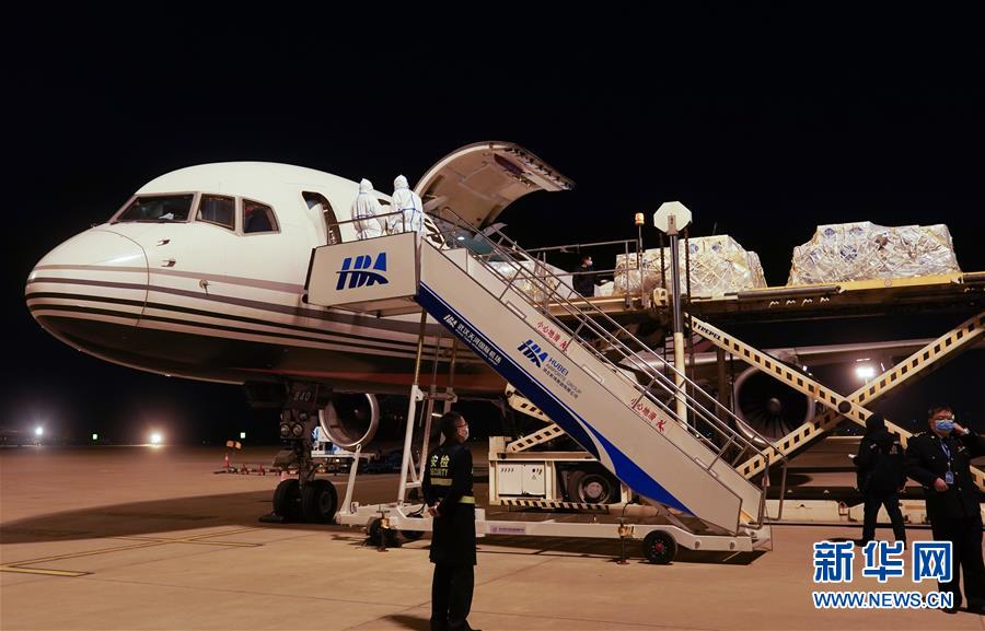 1月30日，卓尔公益基金会从日本采购的防护服通过货运专机运抵武汉天河机场。新华社记者 程敏 摄