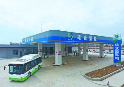加氫完成后，公交車駛出加氫站