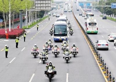 3月31日，内蒙古第四批援鄂医疗队踏上返乡路程，民警一路护送 长江日报记者史伟 通讯员唐时杰 摄