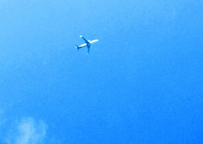 　　24日，金银湖上空，一架民航客机缓缓飞向天空