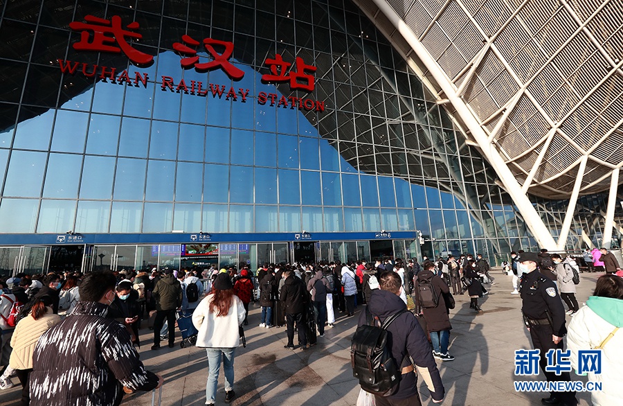 1月1日,旅客在武汉站东广场准备进站乘车。新华网发 赵军摄