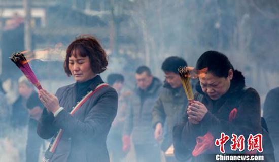 资料图，图为市民在武汉归元禅寺烧香祈福　张畅　摄