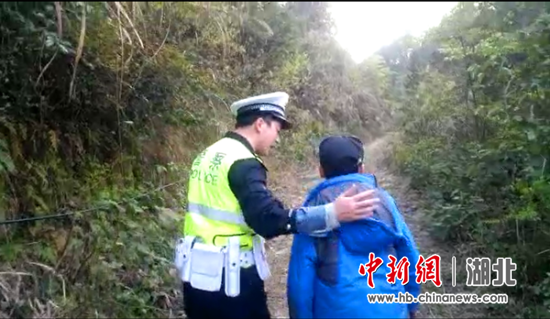 民警护送少年回家