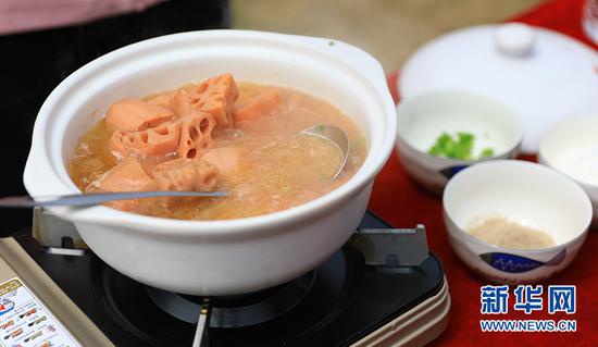 图为荆州市委常委、洪湖市委书记张远梅为网友示范制作的排骨藕汤。新华网发 汪飞摄