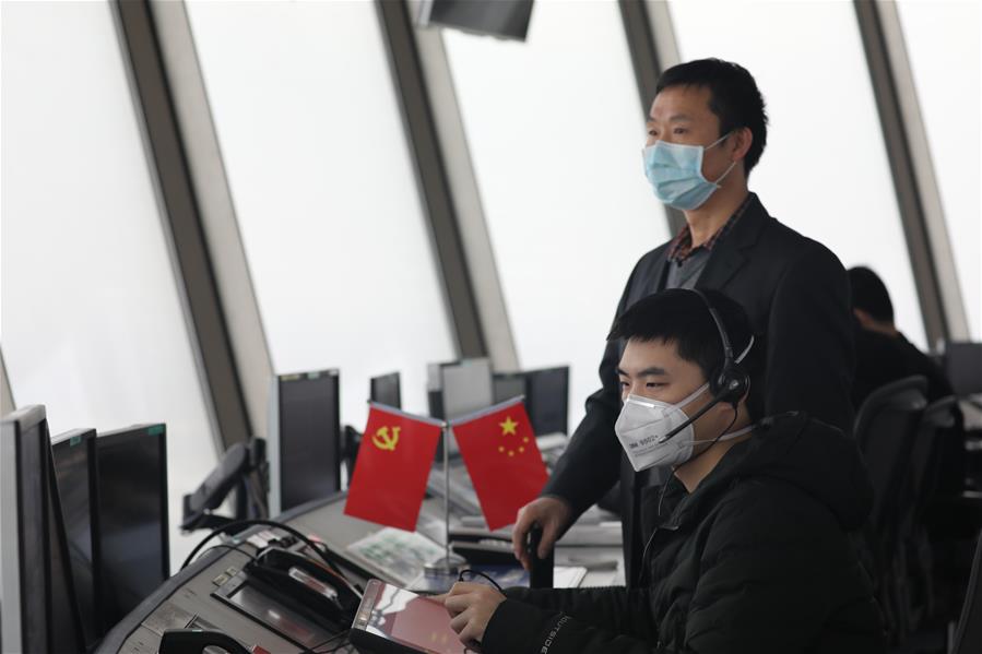 2月13日，武汉天河机场塔台管制员在工作。新华社发（邵子扬 摄）
