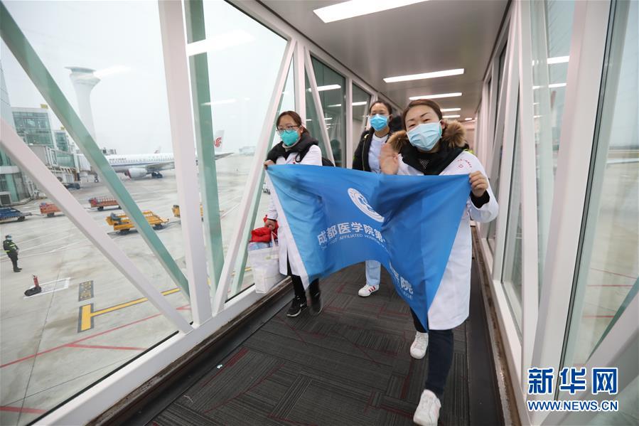 2月2日，四川医疗队队员抵达武汉天河机场。新华社发（陈晓东 摄）