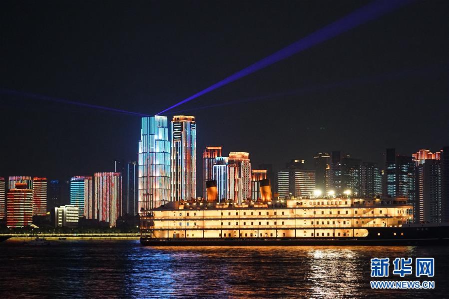 这是9月30日晚拍摄的武汉江滩灯光秀。新华社记者 冯国栋 摄