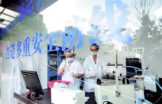图为:新学期开学,湖北华一寄宿学校新建的“食品安全快速检测室”正式投入使用。该检测室内配备了专业的检测设备,可以对蔬菜的农药残留、生猪制品的瘦肉精以及餐具清洁度等项目进行快速检测。学校每天对所有食材进行检测,并公布检测结果。(湖北日报全媒记者 柯皓 摄)