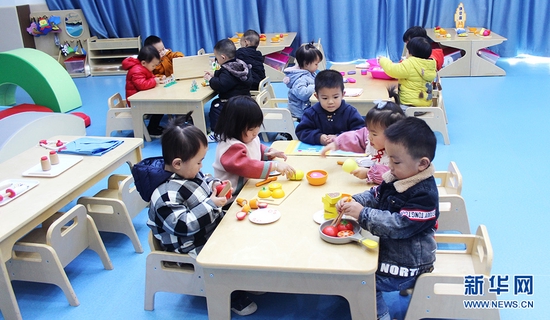 图为小朋友在咸宁市建成的托育服务中心开心玩耍（资料图）。新华网发
