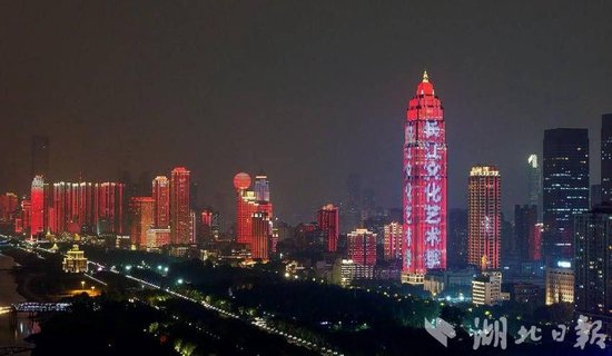 9月18日晚，2026长江文化艺术季灯光秀点亮武汉长江两岸。（湖北日报全媒记者 朱熙勇 摄）
