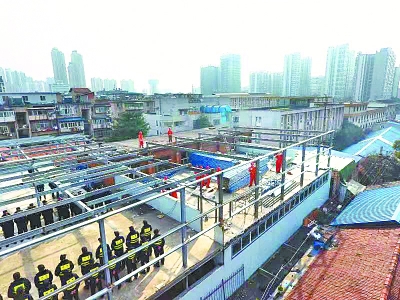 汉阳区依法拆除临近京广线的一处2300平方米钢结构违建 汉阳城管供图