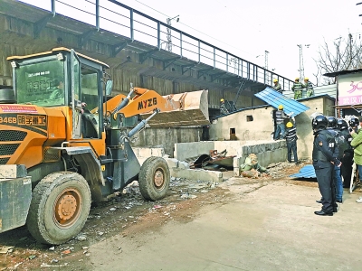 江汉区拆除常青水暖装饰建材市场内的违建 江汉城管供图