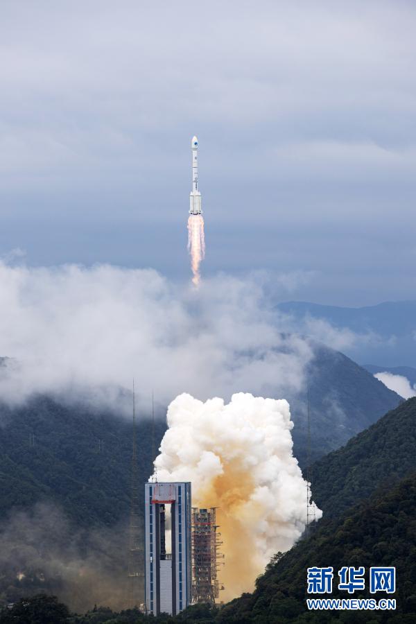 2020年6月23日，我国北斗三号全球卫星导航系统最后一颗组网卫星在西昌卫星发射中心点火升空。新华社记者 江宏景 摄