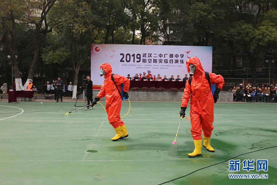 图为武汉二中广雅中学防空防灾综合演练活动现场。新华网发 黄小安摄