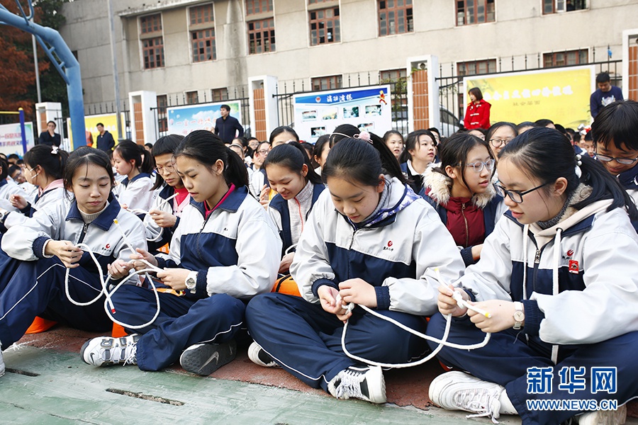 图为武汉二中广雅中学防空防灾综合演练活动现场。新华网发 黄小安摄