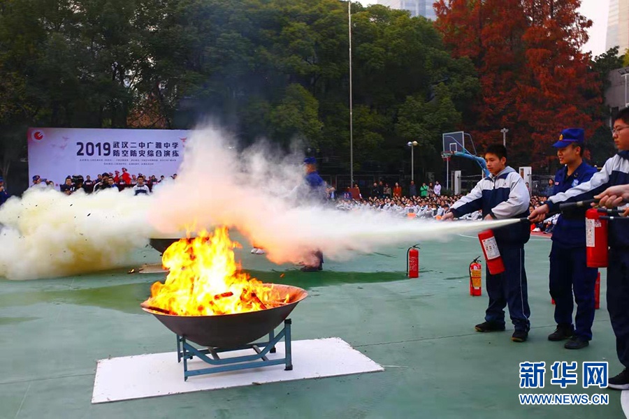 图为武汉二中广雅中学防空防灾综合演练活动现场。新华网发 黄小安摄