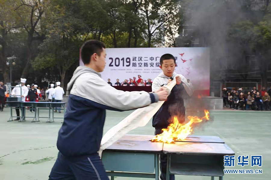 图为武汉二中广雅中学防空防灾综合演练活动现场。新华网发 黄小安摄