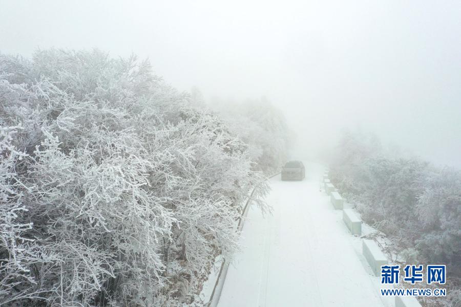 11月22日，一辆车行驶在湖北省襄阳市保康县后坪镇横冲景区的路上（无人机照片）。