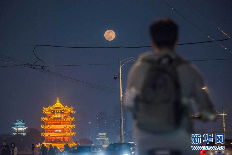 圖為“超級月亮”現(xiàn)身武漢夜空。新華網(wǎng)發(fā) 趙廣亮攝