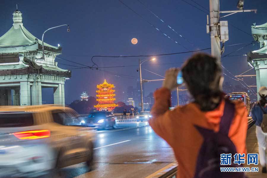 图为游客在武汉长江大桥上观赏“超级月亮”。新华网发 赵广亮摄