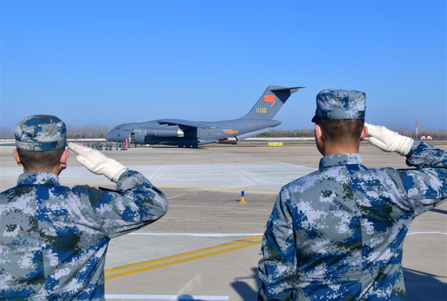 2月17日，一架国产运-20大型运输机降落在武汉天河机场。新华社记者 李贺 摄
