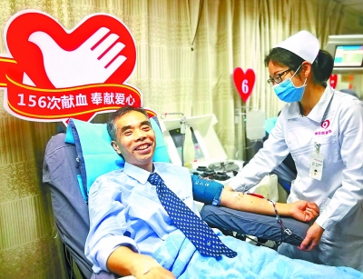 邱兵在献血中 记者张宁 摄