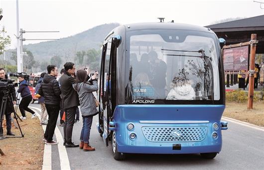 图为昨日，无人驾驶车在武汉开发区龙灵山生态公园上路，市民试乘感觉“非常平稳” 楚天都市报记者刘中灿摄