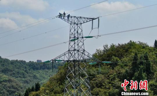 电力人员在高温、高空环境下抢修　黄斌　摄