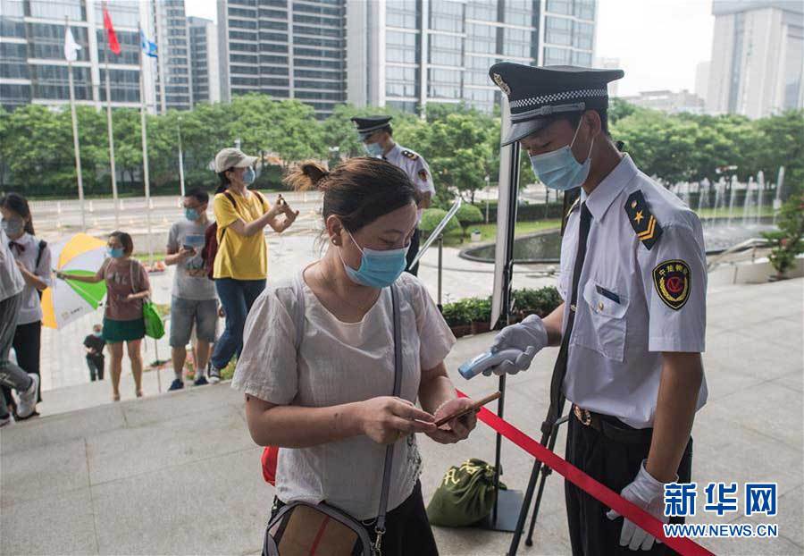 6月14日，市民经过体温检测、扫健康码后进入湖北省图书馆。新华社记者肖艺九摄