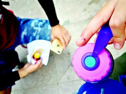 图为:小女孩手指上的伤口清晰可见
