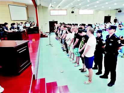 图为8月15日，武昌区法院公开宣判全国首例房产中介涉黑案
