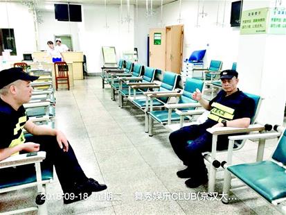 圖為盧永強(qiáng)(右)在醫(yī)院接受治療
