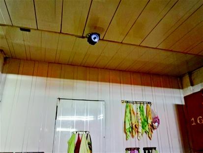 图为：更衣室天花板上的摄像头