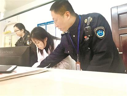 图为卫生监督执法人员在楚都医院调查