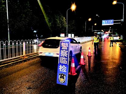 图为:江城警察夜查酒驾。(视界网 张鹏 郭文 摄)