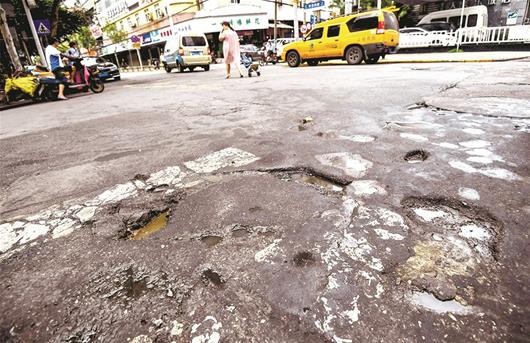 图为民意四路路面遍布坑坑洼洼