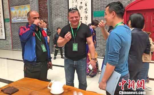 中外茶商湖北宜昌共叙“茶缘” 郭晓莹 摄