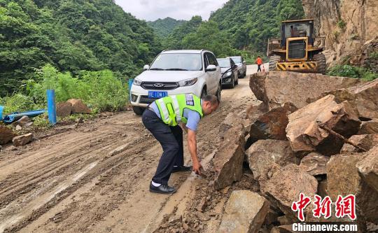 民警徒手清理碎石疏导交通 王浪亭 摄