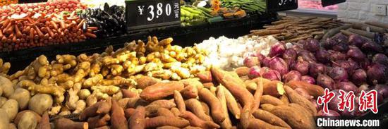 资料图：图为超市内摆放的新鲜蔬菜食材　梁婷　摄