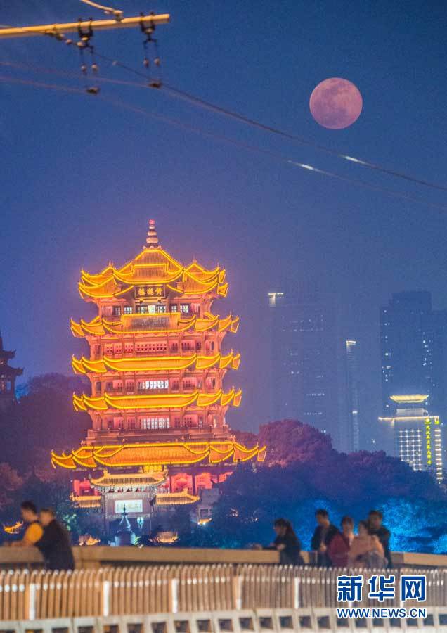 圖為“超級月亮”現(xiàn)身武漢夜空。新華網(wǎng)發(fā) 趙廣亮攝