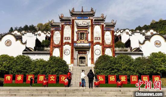 位于秭归凤凰山的仿古新建屈原祠。(资料图) 向红梅 摄