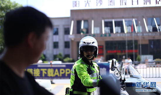 湖北大冶公安首支女子鐵騎隊隊員開展日常執(zhí)勤。新華網(wǎng)發(fā)