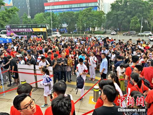 6月7日上午，北京市人大附中考点外，考生陆续进场。 中新网 杨雨奇 摄